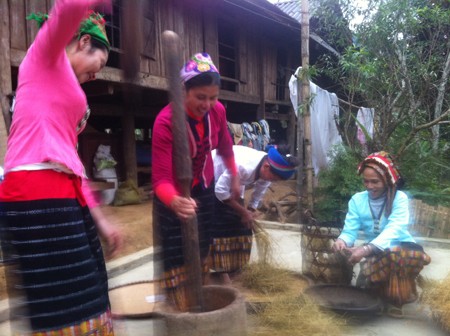 Những phụ nữ giã lúa lấy gạo và lấy cọng rơm để riêng (Ảnh: Huy Nhâm).