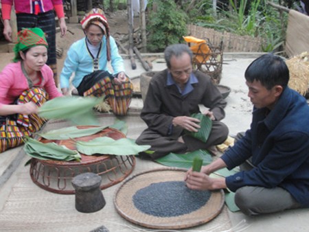 Đốt rơm lấy tro làm bánh chưng (Ảnh: Huy Nhâm).