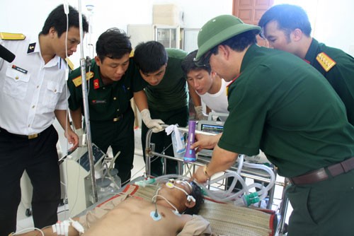 PGS.TS.BS đại tá Nguyễn Hồng Sơn, giám đốc bệnh viện 175  đang cấp cứu bệnh nhân bị hôn mê sâu, phù não, đe dọa nhồi máu tủy, não ở Trường Sa.