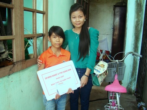 PV Kienthuc.net.vn trao số tiền 3.660.000 đ và một chiếc xe đạp cho em Kiều.