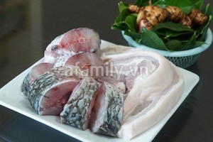 Nguyên liệu:- 2kg cá trắm đen- 1kg thịt ba chỉ- 1 củ riềng- 1 nắm lá chè tươi- Lưng bát con nước mắm- Lưng bát con đường trắng- 1 thìa cà phê tiêu sọ