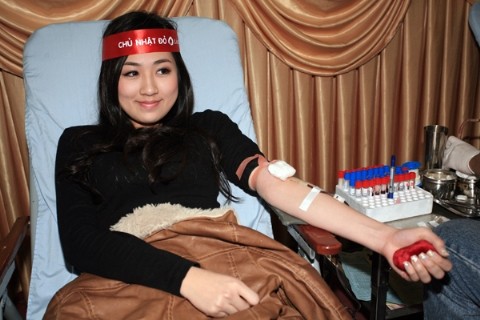 Á hậu 1 Dương Tú Anh tham gia hiến máu nhân đạo trong ngày Chủ nhật Đỏ