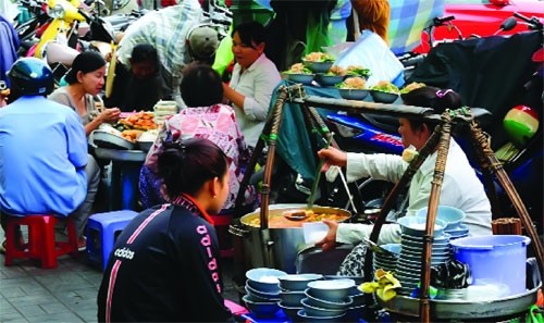 Nhiều người bán thức ăn đường phố mang bệnh truyền nhiễm nhưng vẫn dùng tay không bốc thức ăn bán cho khách.