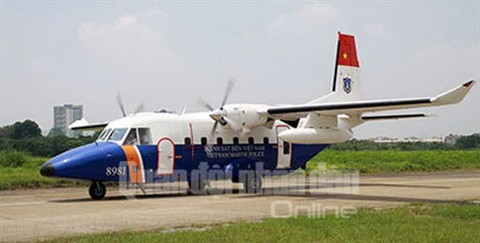 Máy bay tuần tra biển C-212-400 trên sân bay Gia Lâm.