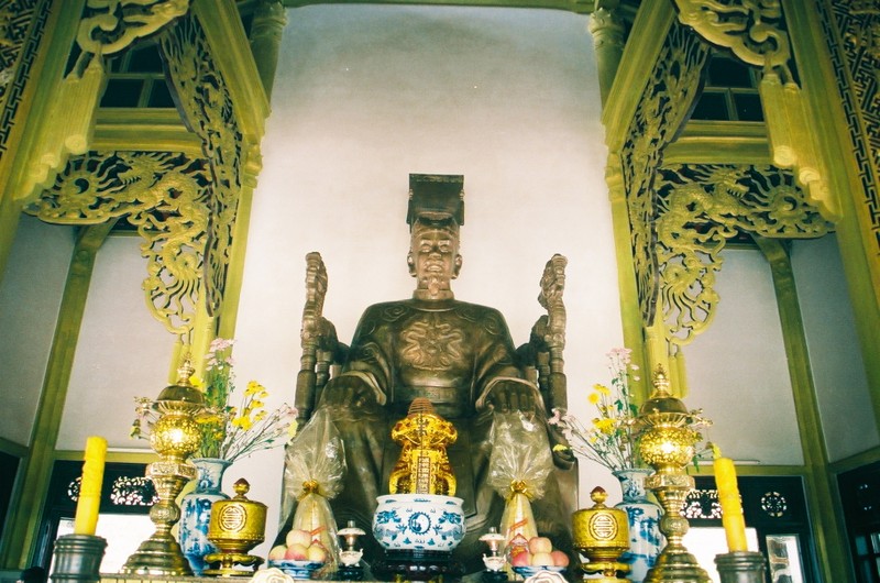 Tượng vua Trần Nhân Tông trong đền thờ Trần Nhân Tông tại Huế (Nguồn: http://www.giacngo.vn)