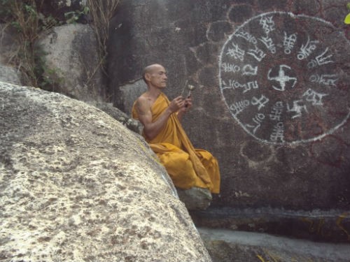   Sư thầy Thích Minh Thủy ngồi thiền bên vách đá gần cốc