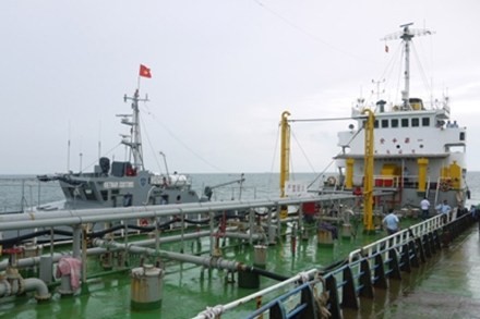 Tàu Giang Châu (Trung Quốc) bị bắt quả tang khi đang xuất lậu 2.000 tấn xăng dầu do Vinapco làm thủ tục tạm nhập - tái xuất ngày 28/7/2012. 