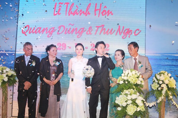 Đám cưới khá ấm cúng, với sự có mặt của gia đình hai bên và những người bạn thân thiết nhất với cô dâu, chú rể. Họ cùng thực hiện những nghi thức truyền thống của Việt Nam trong buổi lễ.