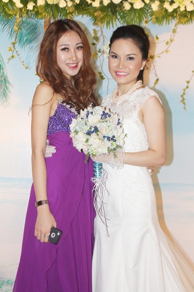 Thu Ngọc rạng rỡ bên em gái - hot girl Hải Quyên, từng vào top 5 Miss Ngôi Sao 2012.