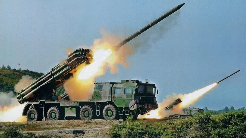 Lieu ten lua BM-30 Smerch tu Nga co the chien thang HIMARS cua My?