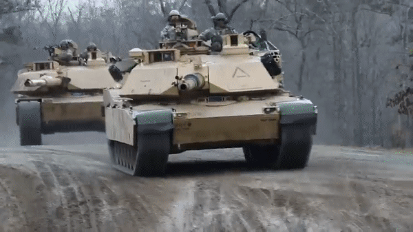 Dan phao xe tang T-55 co kha nang xuyen thung M1 Abrams?-Hinh-19