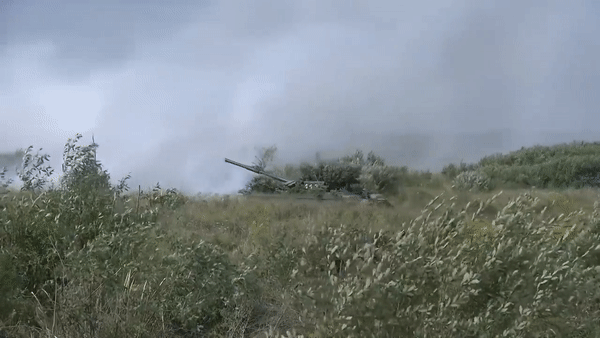 Xe tang T-72B3 Nga song sot than ky sau khi trung lien tiep hai ten lua-Hinh-15