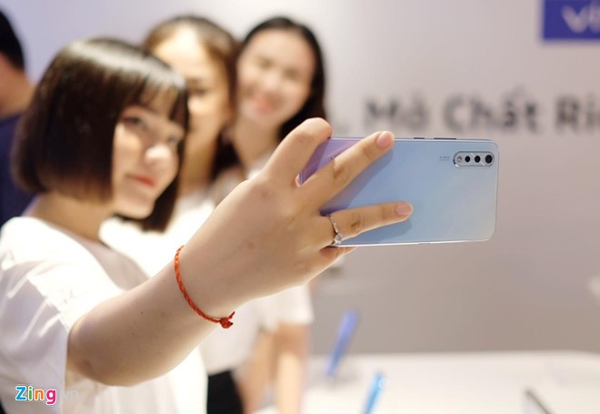 Dien thoai Vivo S1 ra mat: selfie 32 MP, gia 7 trieu de mua-Hinh-2