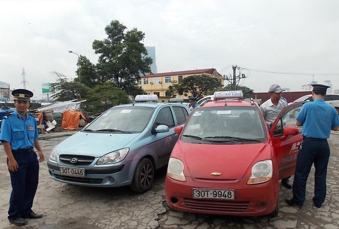 Ha Noi khao sat y kien “mac dong phuc” cho taxi