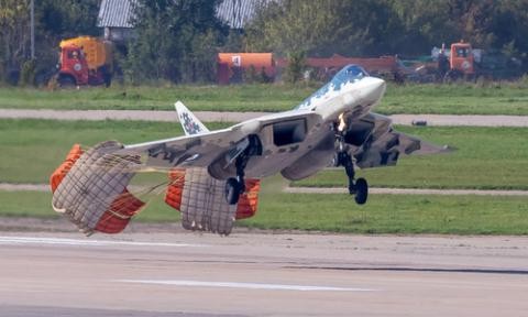 Su-57 Nga bung du ham toc truoc khi tiep dat ha canh, dung hay sai?