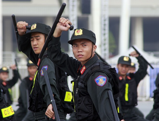 Xem Canh sat Co dong Ha Noi dung dan cay, gay Tonfa chong bao dong-Hinh-3