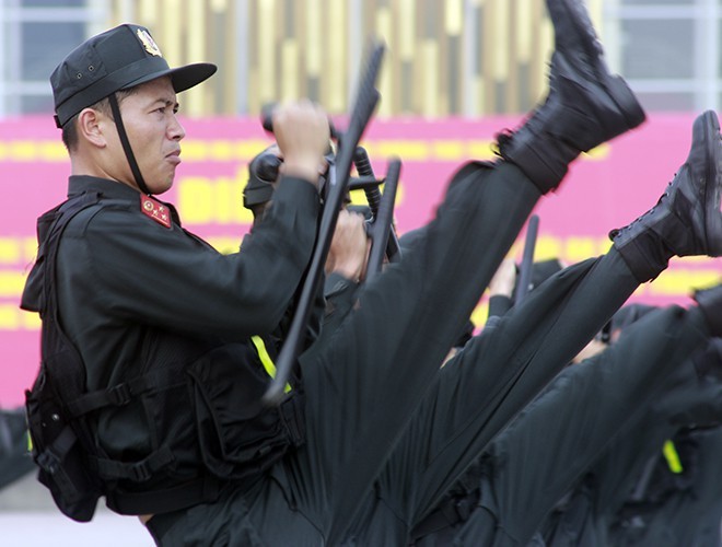 Xem Canh sat Co dong Ha Noi dung dan cay, gay Tonfa chong bao dong-Hinh-6