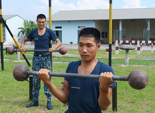 Can canh chien si Quan chung Phong khong – Khong quan canh troi Thu do-Hinh-12