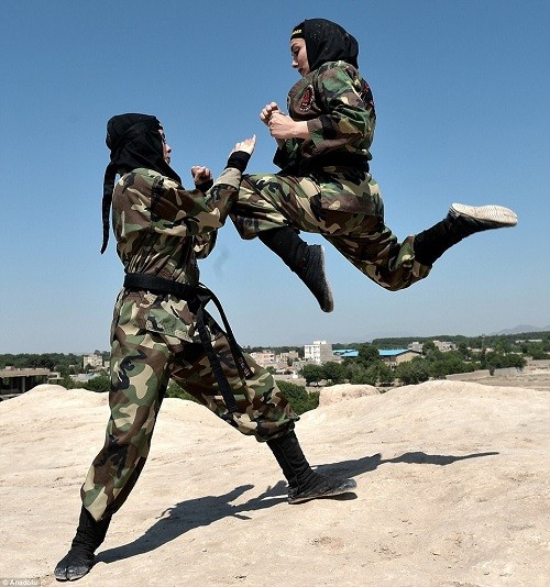 Bi an suc manh doi dac nhiem nu Ninja sat thu cua Iran-Hinh-2