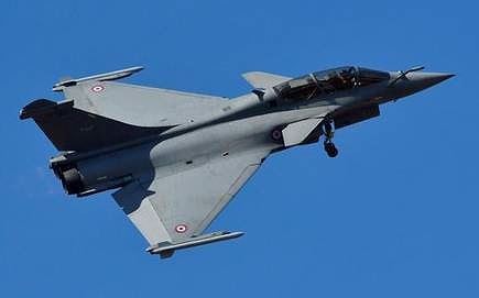 Giua thoi dai tiem kich the he 5, may bay Rafale lieu co 