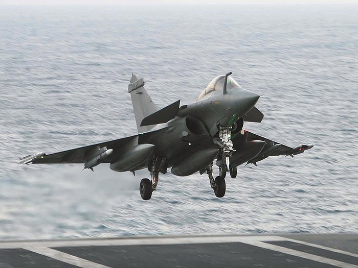 Giua thoi dai tiem kich the he 5, may bay Rafale lieu co 