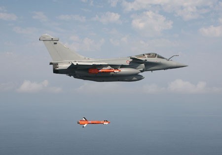 Giua thoi dai tiem kich the he 5, may bay Rafale lieu co 