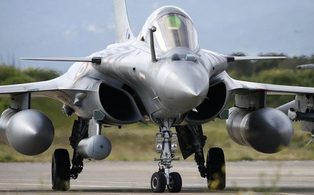 Giua thoi dai tiem kich the he 5, may bay Rafale lieu co 