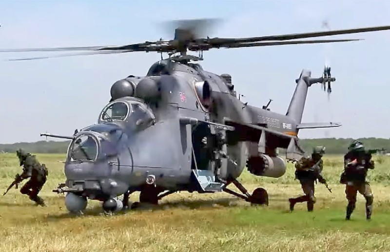 Bay qua thap, truc thang Mi-35 gay tan nan o Indonesia-Hinh-8