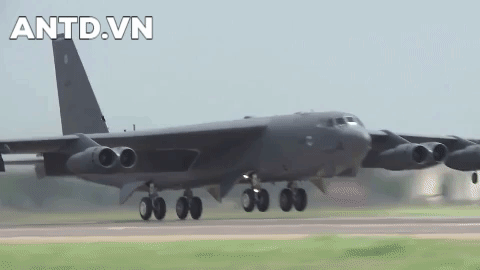 May bay B-52 My nghi roi cua so khi tap tran thi uy truoc Nga