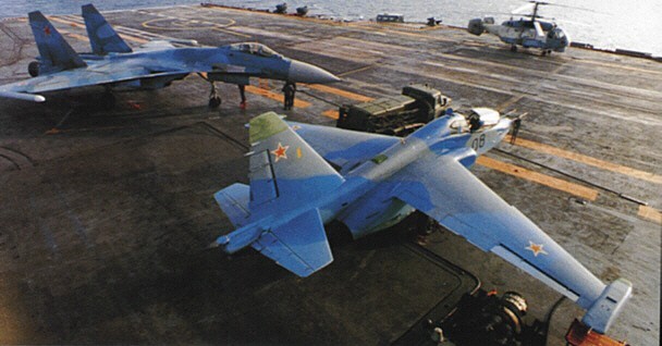 Phi cong Su-33, Su-25UTG Nga buoc phai tap luyen tren tau san bay cu hong?-Hinh-8