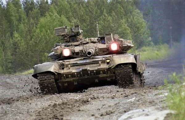 Syria dieu dong hang loat xe tang T-90A, sap 