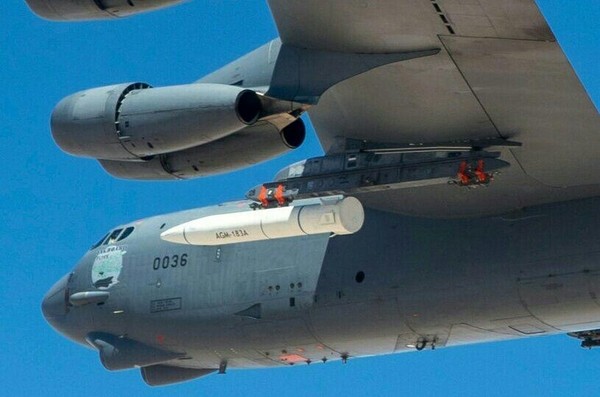 My lien tiep khoe hinh anh ten lua AGM-183A tren may bay nem bom B-52H-Hinh-3