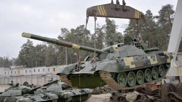 Tang thiep giap Ukraine manh len gap boi khi tiep nhan T-72AMT