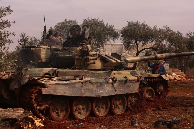 Phien quan khoi phuc xe tang T-90 chien loi pham, ha them nhieu truc thang Syria-Hinh-6