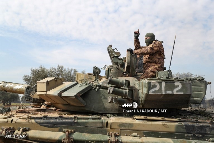 Phien quan khoi phuc xe tang T-90 chien loi pham, ha them nhieu truc thang Syria-Hinh-7