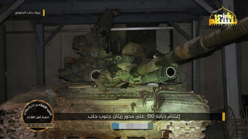 Phien quan khoi phuc xe tang T-90 chien loi pham, ha them nhieu truc thang Syria