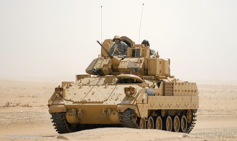 Sau xe tang M1A2 Abrams, My dua tiep xe chien dau M2 Bradley vao chien truong Syria-Hinh-3