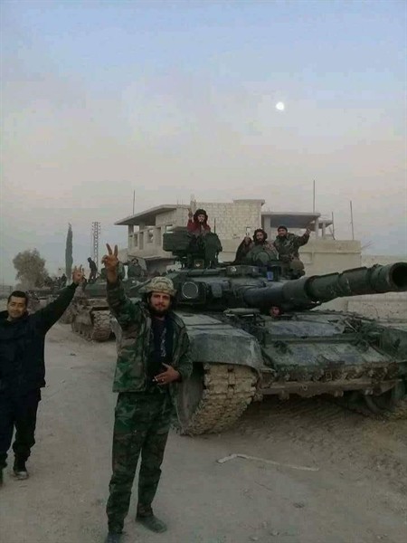Phien quan HTS dung xe tang T-90A tan cong quan doi chinh phu Syria-Hinh-5