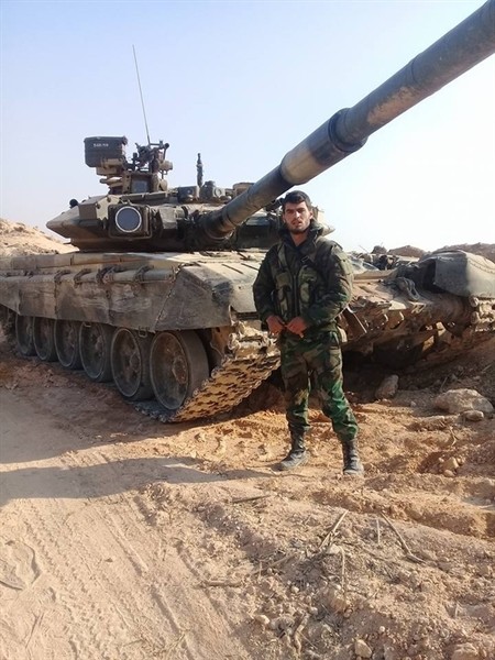 Phien quan HTS dung xe tang T-90A tan cong quan doi chinh phu Syria-Hinh-6