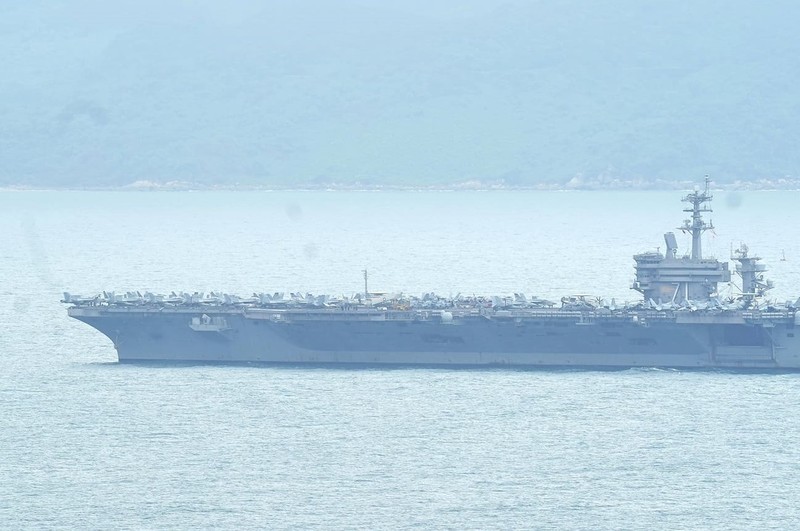 Can canh sieu hang khong mau ham USS Theodore Roosevelt neo tai Da Nang-Hinh-3