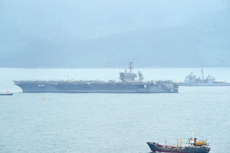 Can canh sieu hang khong mau ham USS Theodore Roosevelt neo tai Da Nang-Hinh-5