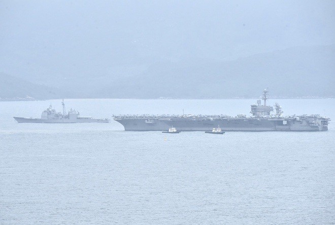 Can canh sieu hang khong mau ham USS Theodore Roosevelt neo tai Da Nang-Hinh-7