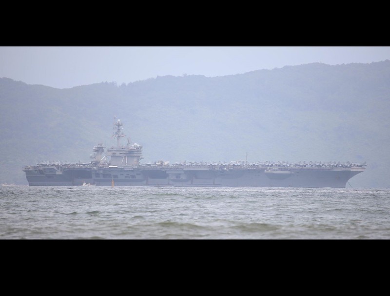 Can canh sieu hang khong mau ham USS Theodore Roosevelt neo tai Da Nang-Hinh-9