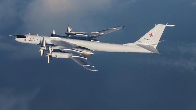 Bi tiem kich F-35A NATO danh chan, bo doi Tu-142 Nga quay dau bo chay-Hinh-11