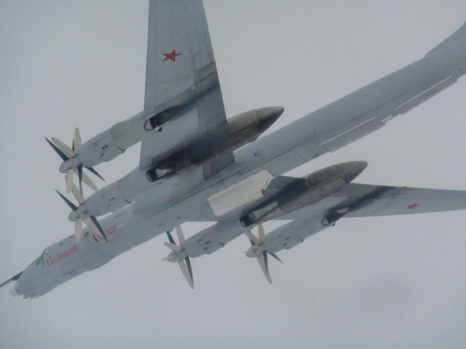 Bi tiem kich F-35A NATO danh chan, bo doi Tu-142 Nga quay dau bo chay-Hinh-13