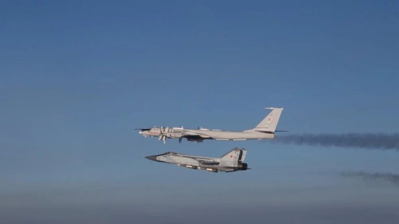 Bi tiem kich F-35A NATO danh chan, bo doi Tu-142 Nga quay dau bo chay-Hinh-14