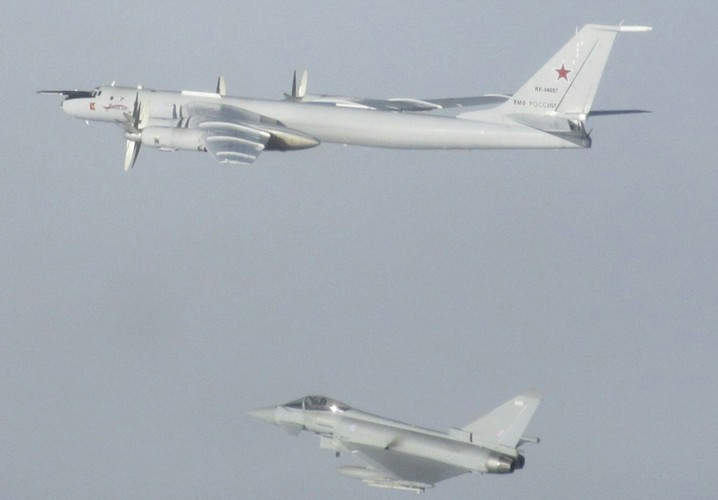 Bi tiem kich F-35A NATO danh chan, bo doi Tu-142 Nga quay dau bo chay-Hinh-15