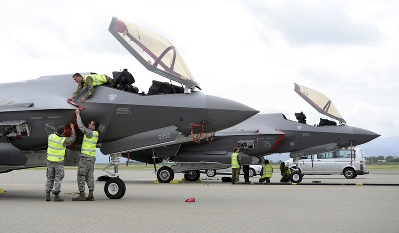 Bi tiem kich F-35A NATO danh chan, bo doi Tu-142 Nga quay dau bo chay-Hinh-2