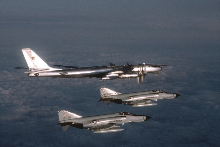 May bay Tu-95 Nga gia coi van du suc khien NATO giat minh lo so-Hinh-17