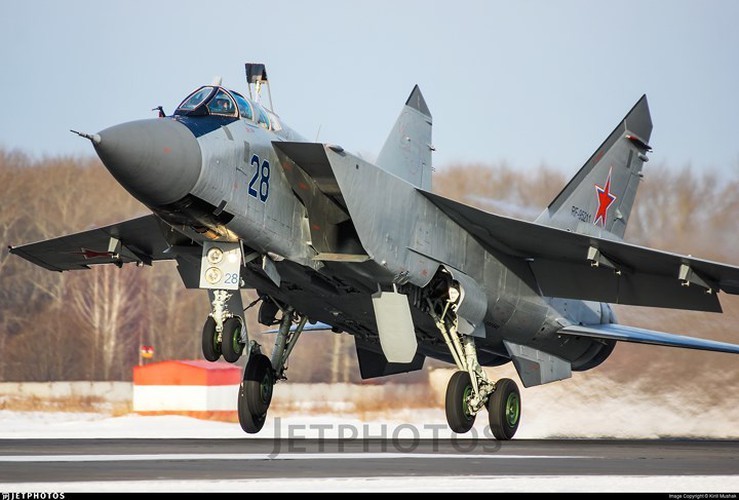 Tiem kich MiG-31 mang ten lua tam xa 
